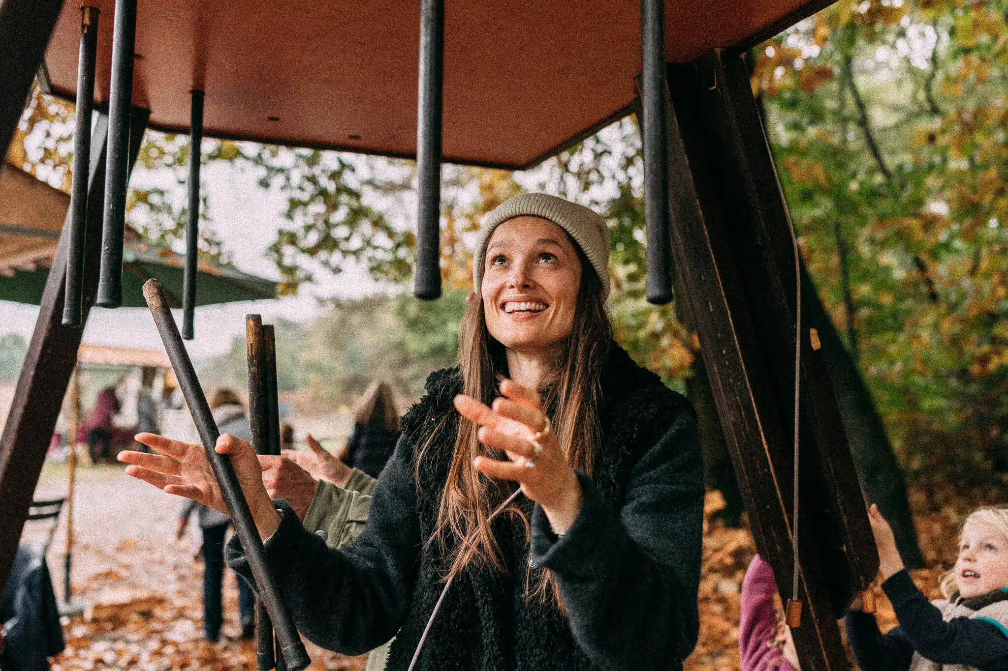 Een vrouw vangt een stok bij een oud-Hollands spel in het bos
