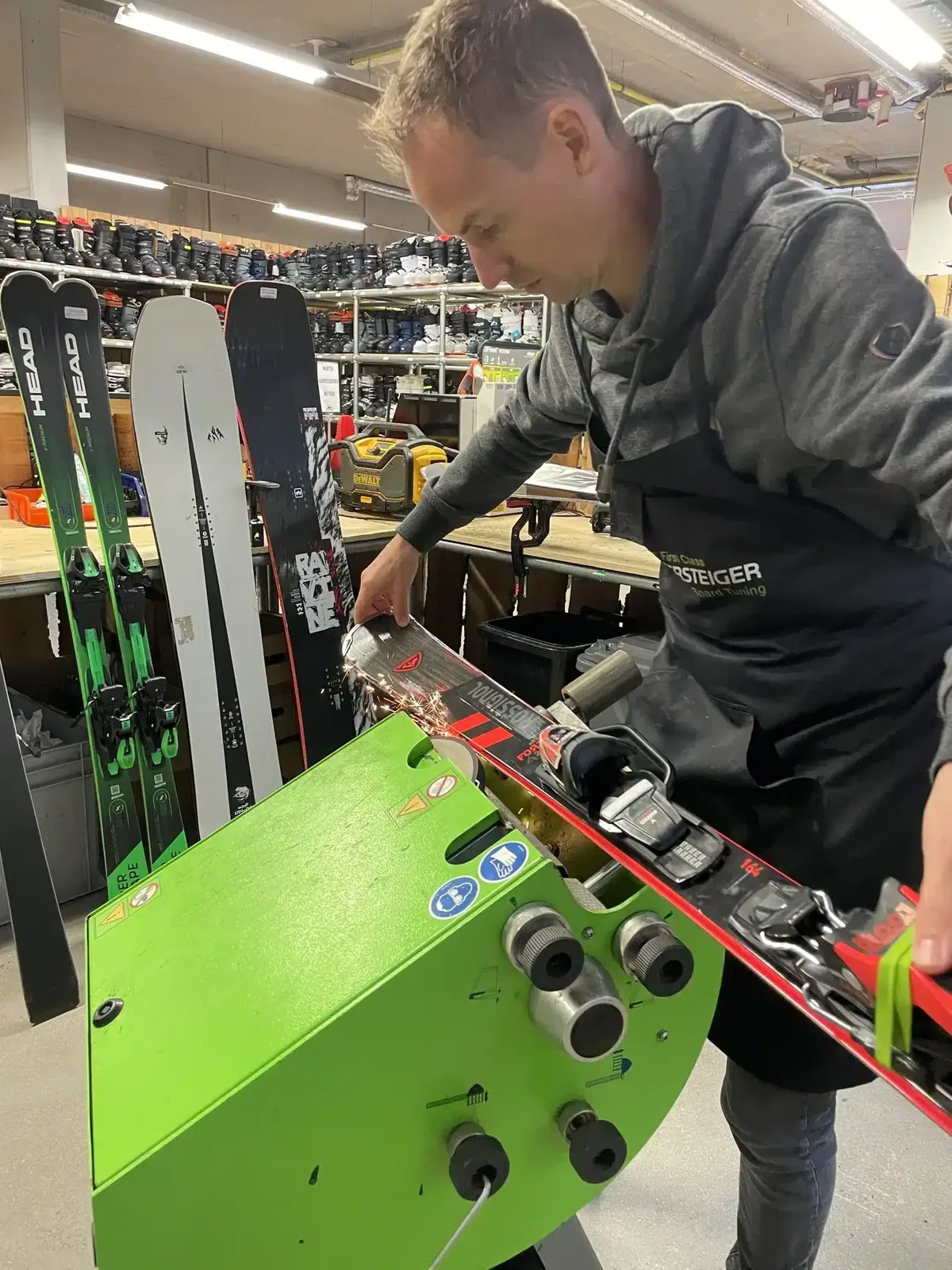 Een monteur slijpt ski’s in de werkplaats van TweedeHandsSkies