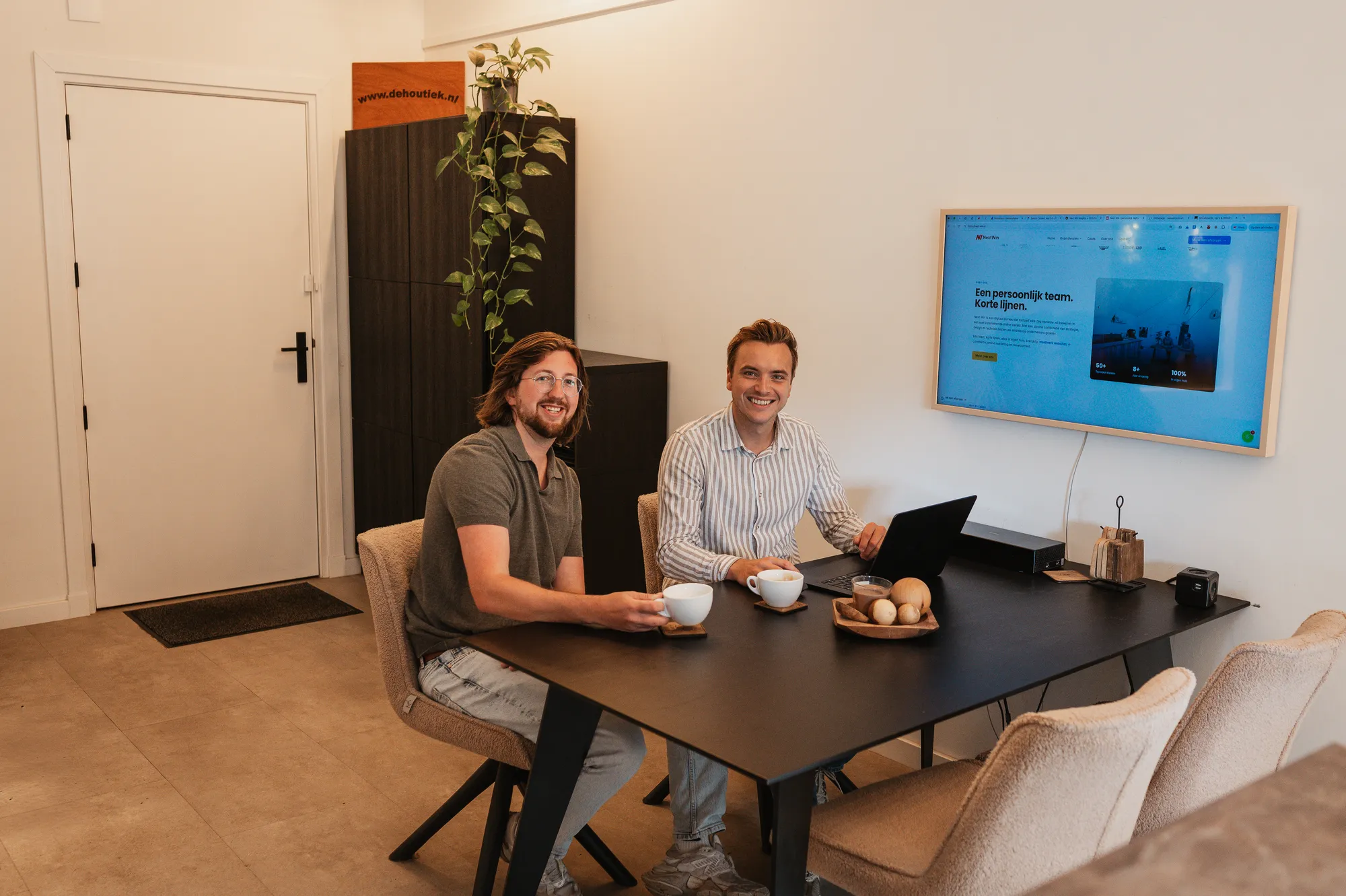 Pascal en Gerwin aan de vergadertafel op kantoor in Otterlo